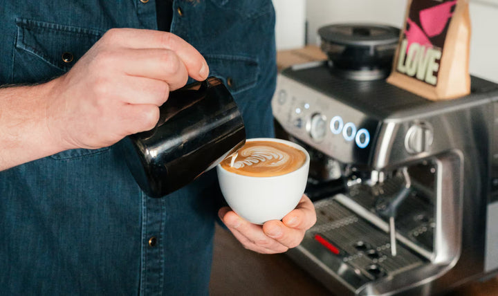 Latte art - jak zrobić wzorki na kawie? Kompletny poradnik dla początkujących